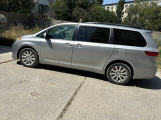 2017 Toyota Sienna III Рестайлинг, серебристый, 2350000 рублей, вид 5