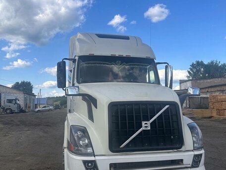 2003 Volvo VNL, белый, 2500000 рублей, вид 1