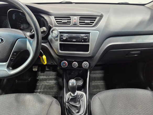 2017 Kia Rio III Рестайлинг, серебристый, 820000 рублей - вид 11