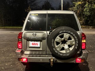 2005 Nissan Patrol V (Y61) Рестайлинг, серебристый, 700000 рублей, вид 4