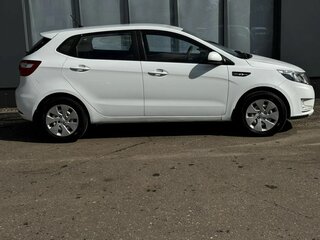 2013 Kia Rio 5-speed III, белый, 669000 рублей, вид 4