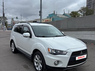 2012 Mitsubishi Outlander II Рестайлинг, белый, 1350000 рублей, вид 3