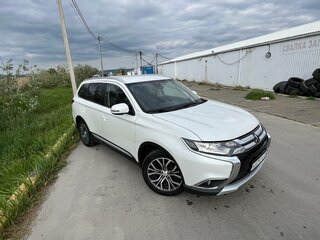 2015 Mitsubishi Outlander III Рестайлинг 2, белый, 1650000 рублей, вид 1
