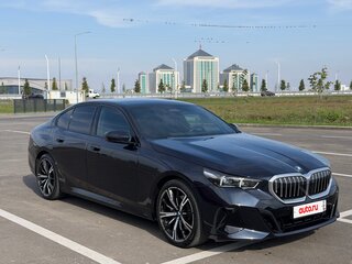 2025 BMW 5 серии 530i xDrive VIII (G60/G61/G68), синий, 7300000 рублей, вид 3