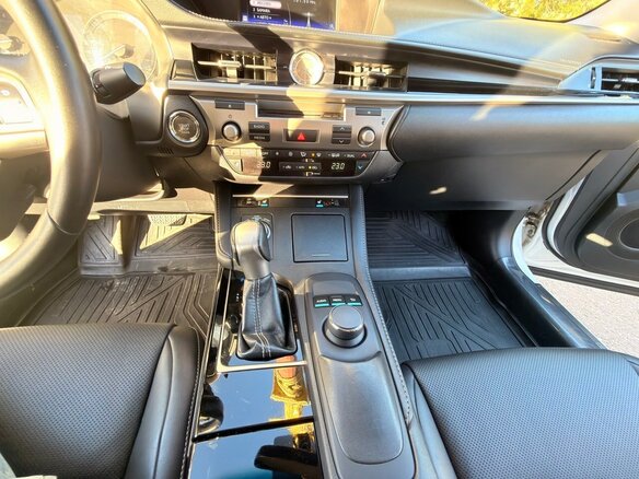2016 Lexus ES 250 VI Рестайлинг, белый, 3000000 рублей - вид 14
