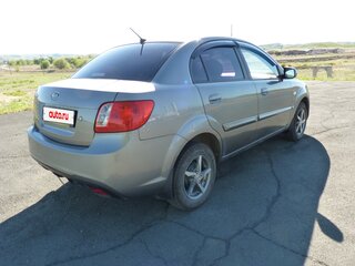 2011 Kia Rio II Рестайлинг, серебристый, 700000 рублей, вид 4