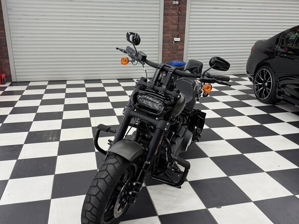 2018 Harley-Davidson Fat Bob, серый, 1790000 рублей - вид 2