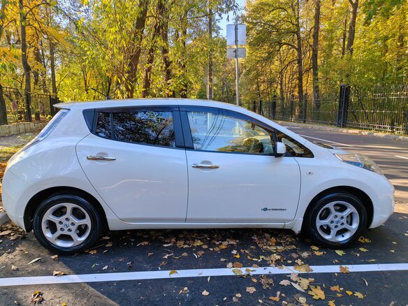2012 Nissan Leaf (EM57) I (ZE0/AZE0), белый, 808000 рублей - вид 3