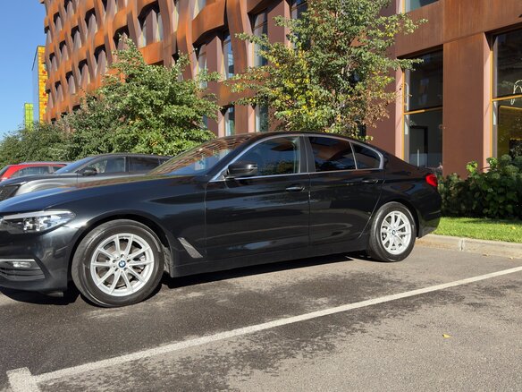 2017 BMW 5 серии 520i VII (G30/G31/G38), чёрный, 2950000 рублей - вид 2