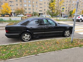 2001 Mercedes-Benz E-Класс 220 II (W210, S210) Рестайлинг, чёрный, 550000 рублей, вид 4