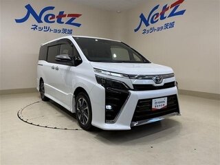 2021 Toyota Voxy III (R80) Рестайлинг, белый, 1713009 рублей, вид 2