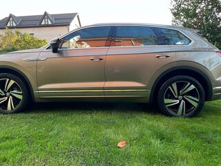 2018 Volkswagen Touareg III, бежевый, 6500000 рублей, вид 4