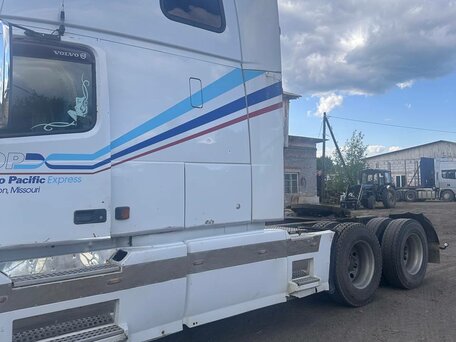2003 Volvo VNL, белый, 2500000 рублей, вид 5
