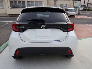 2022 Toyota Yaris IV, белый, 999000 рублей, вид 4