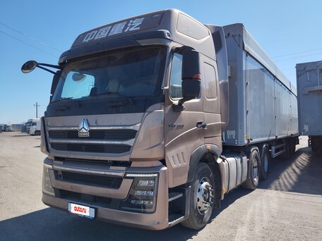 2020 Sinotruk Howo 6X4, коричневый, 2763215 рублей, вид 1