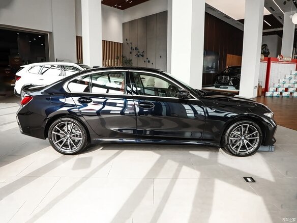 2023 BMW 3 серии Long 320Li VII (G2x) Рестайлинг, чёрный, 3660000 рублей - вид 4