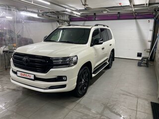 2018 Toyota Land Cruiser 200 Series Рестайлинг 2, белый, 9000000 рублей, вид 3