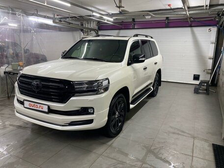 2018 Toyota Land Cruiser 200 Series Рестайлинг 2, белый, 8700000 рублей, вид 3