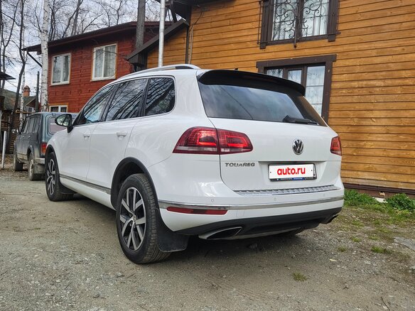 2017 Volkswagen Touareg II Рестайлинг, белый - вид 1