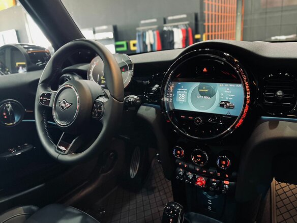 2023 Mini Hatch Cooper S III (F55/F56) Рестайлинг 2, чёрный - вид 16