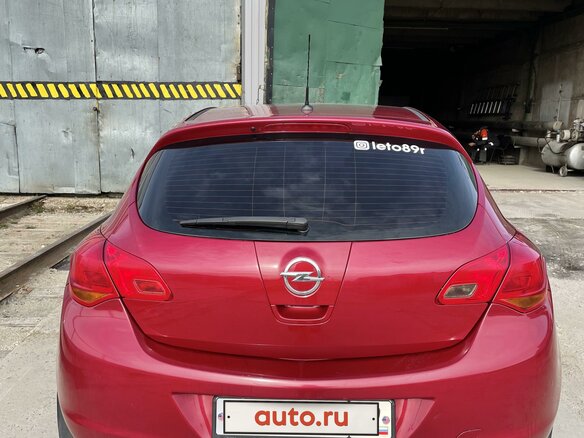 2011 Opel Astra J, красный - вид 2