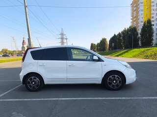 2013 Nissan Note I Рестайлинг, белый, 740000 рублей, вид 4