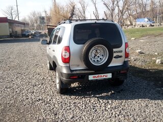 2011 Chevrolet Niva I Рестайлинг, серебристый, 650000 рублей, вид 2