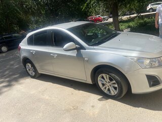 2013 Chevrolet Cruze I Рестайлинг, серебристый, 700000 рублей, вид 4