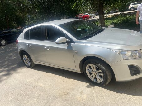 2013 Chevrolet Cruze I Рестайлинг, серебристый, 700000 рублей, вид 4