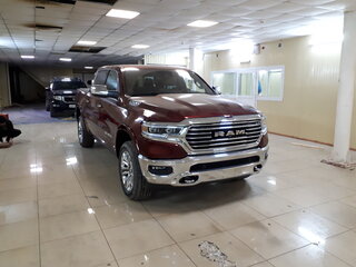 2023 Ram 1500 Crew Cab V, пурпурный, 8020689 рублей, вид 2