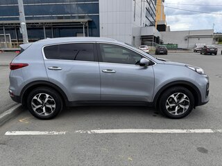 2019 Kia Sportage IV Рестайлинг, серебристый, 2000000 рублей, вид 3
