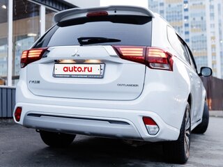 2022 Mitsubishi Outlander III Рестайлинг 3, белый, 2450000 рублей, вид 5