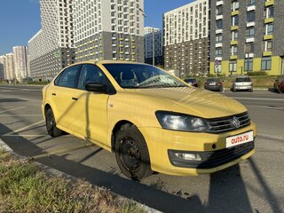 2017 Volkswagen Polo V Рестайлинг, жёлтый, 580000 рублей, вид 2
