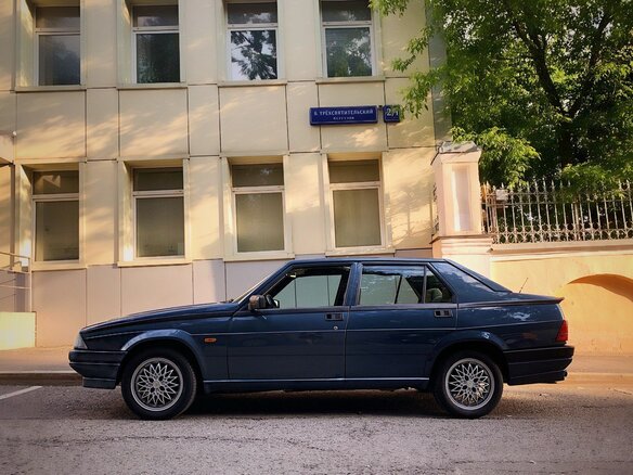 1987 Alfa Romeo 75 I, голубой - вид 4