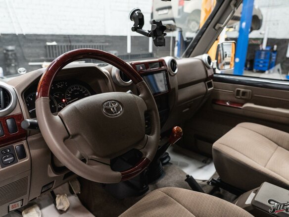 2019 Toyota Land Cruiser 76 70 Series Рестайлинг 1, серый - вид 14