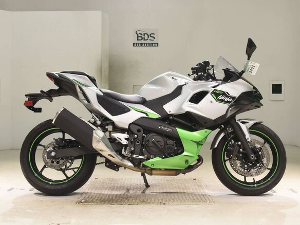 2025 Kawasaki Ninja 7, серебристый, 899000 рублей - вид 1