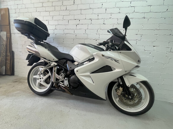 2009 Honda VFR 800, белый, 500000 рублей - вид 2