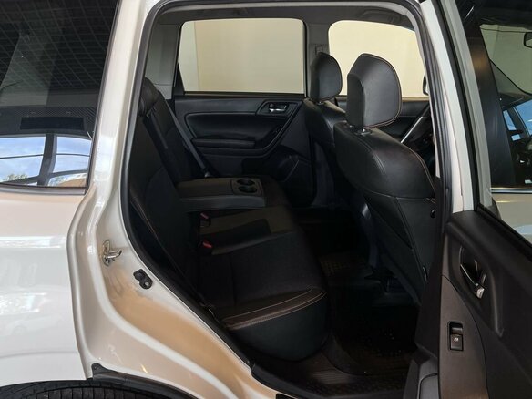 2015 Subaru Forester IV Рестайлинг, белый, 1425000 рублей - вид 16