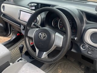 2011 Toyota Vitz III (XP130), серый, 815000 рублей, вид 1