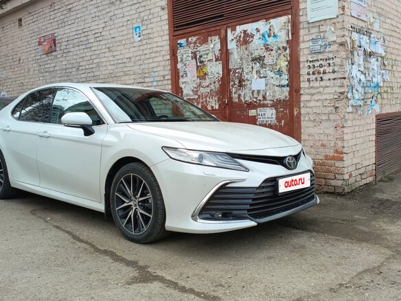 2021 Toyota Camry VIII (XV70) Рестайлинг, белый, 3620000 рублей - вид 1