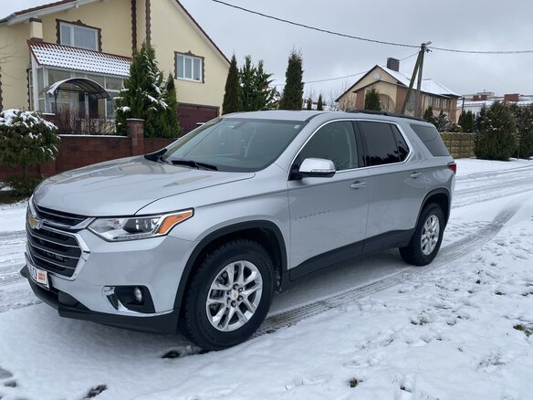 2018 Chevrolet Traverse II, серебристый, 2250000 рублей - вид 1