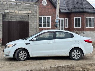 2013 Kia Rio 5-speed III, белый, 860000 рублей, вид 5