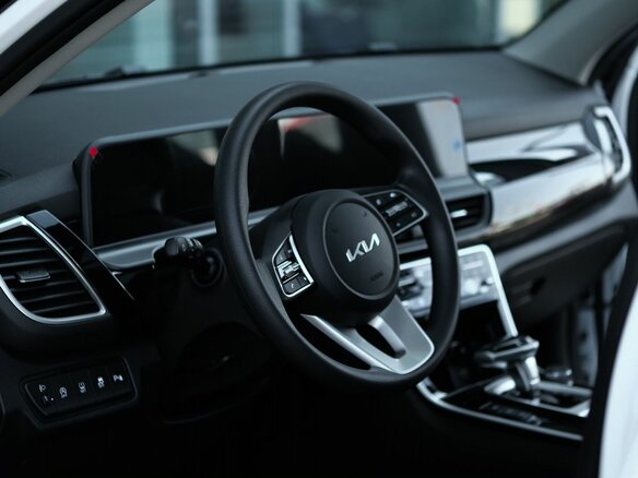 2026 Kia Seltos I Рестайлинг, белый - вид 7