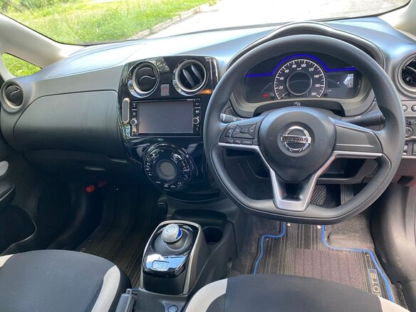 2018 Nissan Note e-Power II Рестайлинг, красный, 1620000 рублей - вид 15