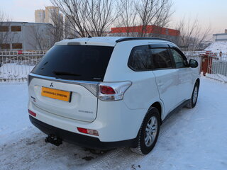 2014 Mitsubishi Outlander III Рестайлинг, белый, 1550000 рублей, вид 4