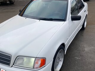 1997 Mercedes-Benz C-Класс 240 I (W202) Рестайлинг, белый, 700000 рублей, вид 2