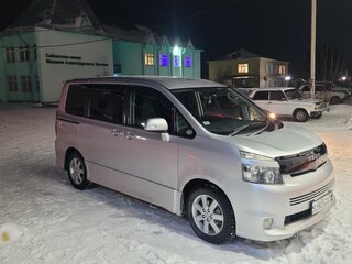 2010 Toyota Voxy II (R70), серебристый, 1700000 рублей, вид 1
