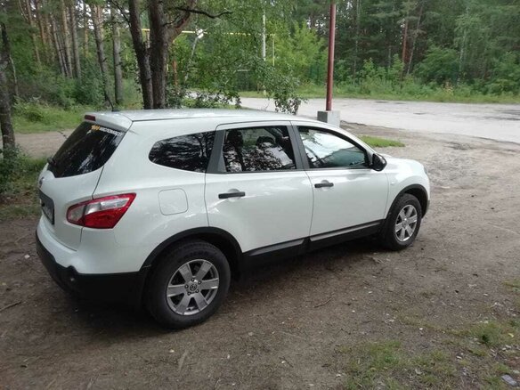 2011 Nissan Qashqai+2 I Рестайлинг, белый, 1300000 рублей - вид 4