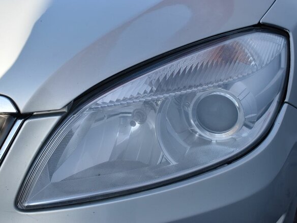2013 Skoda Fabia II Рестайлинг, жёлтый - вид 3