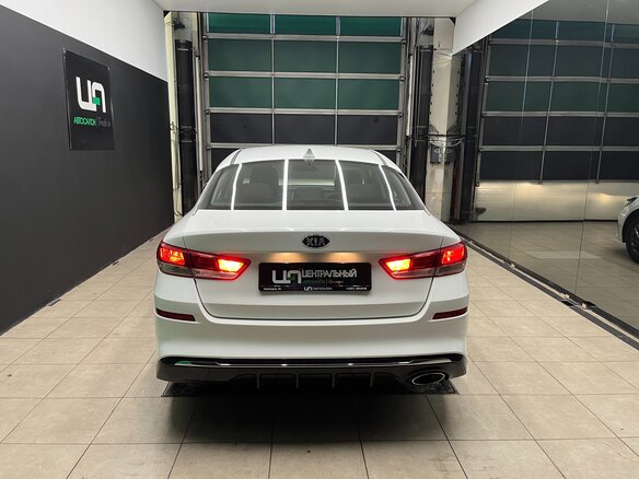 2019 Kia Optima IV Рестайлинг, белый, 1430000 рублей - вид 4